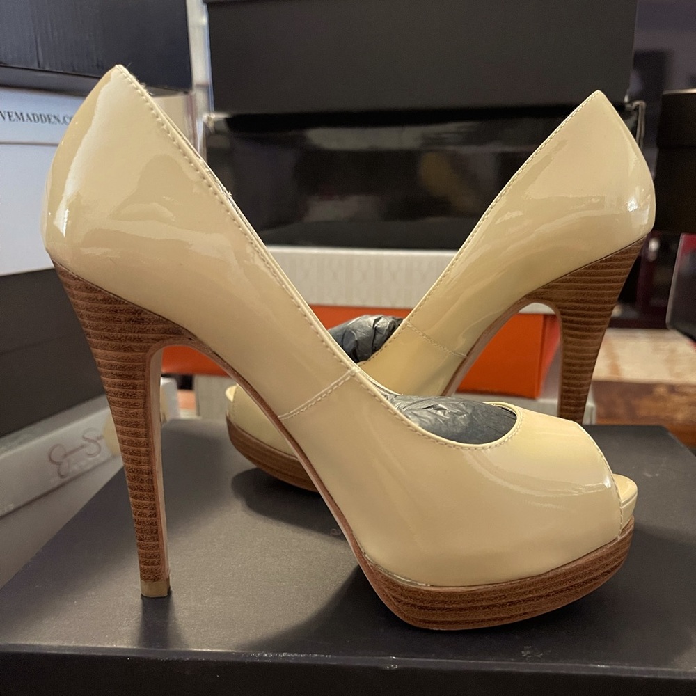 Beautiful high heels open toe by Pelle Moda nude patent size 5B